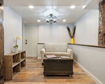 Beautiful 1890 victorian garden unit in the heart of Denver - Denver - Living room