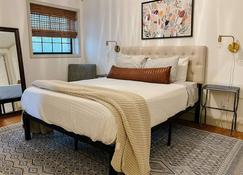 Steps to VT Campus & Cassell Cozy 2 bed Blacksburg Apartment - Blacksburg - Bedroom