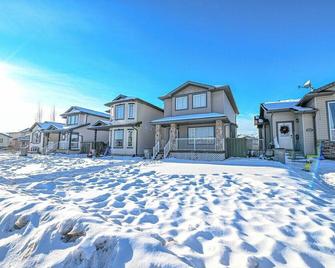 Budget Stay | Kitchen Essentials | Wifi | Parking - Grande Prairie
