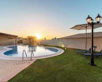 Spacious Villa with Private Pool & Jacuzzi. Sea View near to the Beach. - Heraklion - Pool