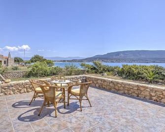Sea Front Stone Villa near Monemvasia - 아소포스 - 발코니