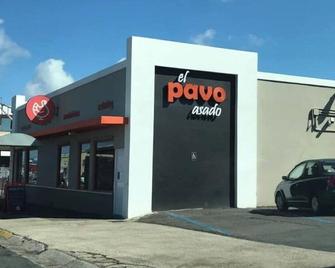 Brand new, convenient location 3BR 1BA w/ BBQ & Parking - San Juan - Building