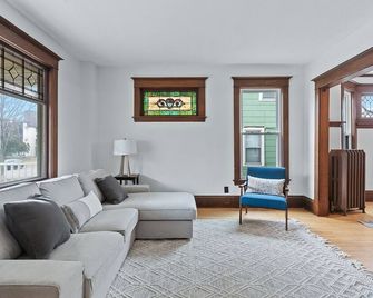 Victorian house in Uptown: Hot Tub, Near the Convention Center, DT and the lakes - Mineápolis - Sala de estar