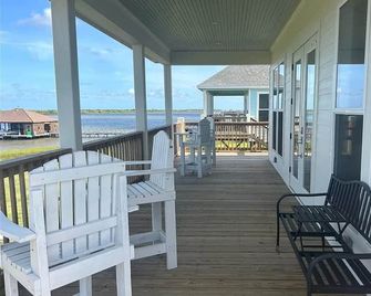Beautiful camp in Angler Bay! Come enjoy the best of Hackberry. - Hackberry - Balcony