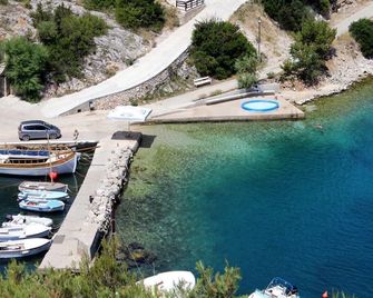 Seaside secluded apartments Cove Magrovica - Telascica, Dugi otok - 8139 - Sali