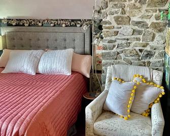 Marina Bay House, Beautiful 4 Season Cottage with Amazing Bay Views - Wawa - Bedroom