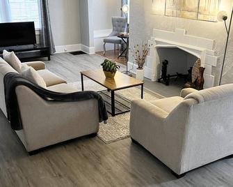 Stanley Cozyside - Middletown - Living room