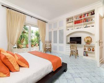 Villa Lucentia: A charming villa situated in a quiet location, a few minutes from the town center, with Free WI-FI. - Salerno - Bedroom