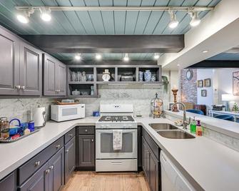 0776 Walk to Arkansas River Historic Palace Loft - Salida - Cuisine