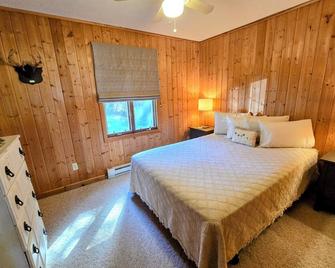 Drummond Island Hotel & Vacation Homes - Cream City Cottage - Drummond - Bedroom