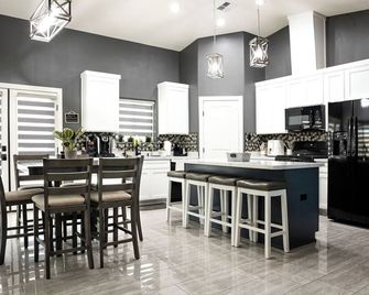 Village Luxury Living - Yuma - Bar