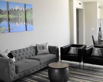 Stylish modern home- explore PNW Hike work from home or explore nearby wineries - Battle Ground - Living room