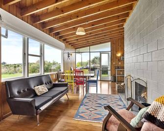Queenie - Waikanae Beach Holiday Home - Waikanae - Living room