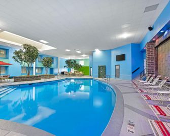 Clarion Inn Des Moines Airport - Des Moines - Pool