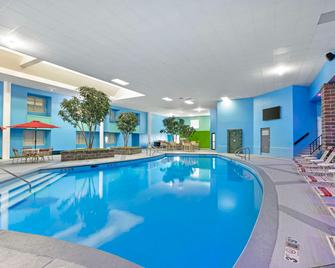 Clarion Inn Des Moines Airport - דה מואן - בריכה