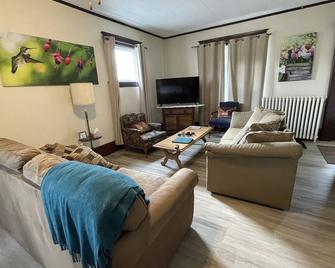 Wisteria House sleeps 8 - Leamington - Living room