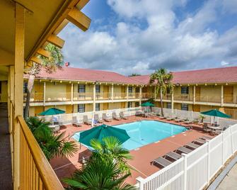 Quality Inn and Suites North Charleston - Ashley Phosphate - North Charleston - Kolam