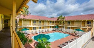 Quality Inn and Suites - North Charleston - Piscina