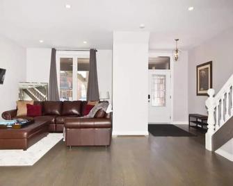 Stylish Home For A Perfect Stay for 4! - Peterborough - Living room