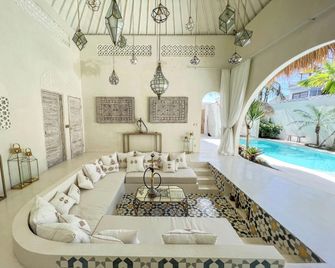 Casa Blanca - Denpasar