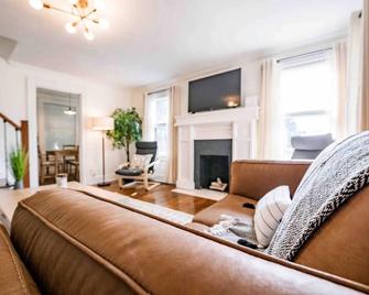 Contemporary 3BR Home - Walk to Cooper Young & Liberty Bowl, Pet - Friendly! - Memphis