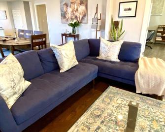 Downtown Oasis - Remodeled, Big Great Room, Stylish, Parking - San Jose - Living room