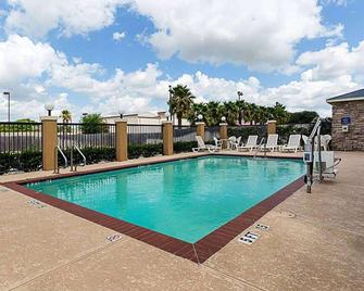 Days Inn & Suites by Wyndham Houston / West Energy Corridor - Mission Bend - Pool