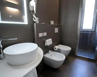 Hotel Vittoria - Genoa - Bathroom