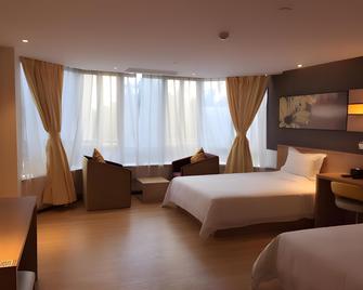 Iu Hotel Urumqi Railway Railway Bureau Metro Station - Ürümqi - Schlafzimmer