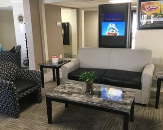 Quality Inn - Pensacola - Living room