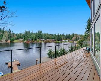 Lakefront Dreams Kayaks, Private Dock, Views! - Stanwood - Balcón