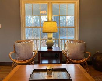 Terra Alta - Incredible River Views and Hot Tub! - Charles Town - Living room
