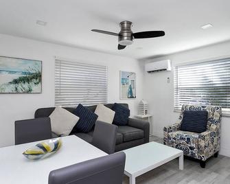 ULTRA spacious apartment steps from the beach - Hollywood - Living room