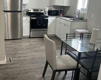 Modern Comforts: Discover the Best of Oswego from Our Stylish Retreat! - Oswego - Cocina
