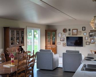 Alpaca Farm Retreat – Cozy 2BR Stay on Kloud 9 Haven, Near Beach & Wineries - Delhi - Comedor