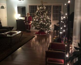 Large country home sleeps 13 - Mechanicsville - Living room