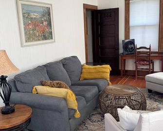Cozy Carriage House near Mystic - Groton - Living room