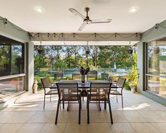 Spacious 5-Bed Retreat with Hot Tub & Pool - Nerang - Patio