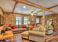 Classic Cabin Nature Retreat Hike On-Site! - Glen - Living room