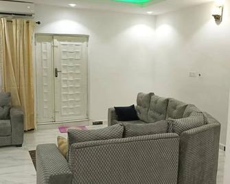 3 bedroom apartment in a friendly neighborhood 4 mins from Yakubu Gowon stadium. - Port Harcourt - Living room