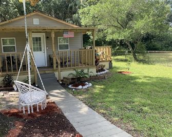 Clean & Cozy 2-bedroom with sleeper sofa, parking available for boats or RVs. - Palatka