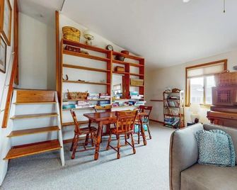 Audrey Leigh - Newburyport - Eetruimte
