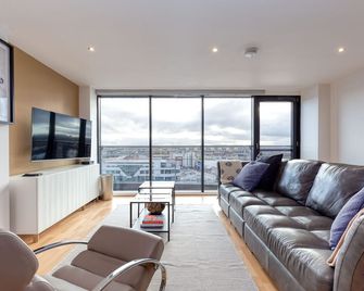 River View Height Apartment with Parking - Renfrew - Salon