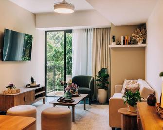 NEW Charming, fully-equipped 2-bedroom apartment - 30min from beach - Santa Tecla - Living room