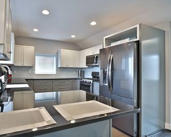 Omaha Gem Near Zoo, Walk Dt, Wifi, Smart Tvs, Fenced Yard - Omaha - Kitchen