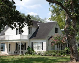 Social Distance on a Texas Ranch, Pet Friendly - Damon - Building
