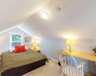 Cozy cottage w\/ remodeled kitchen - less than a mile from Woods Hole Ferry - Woods Hole - Bedroom