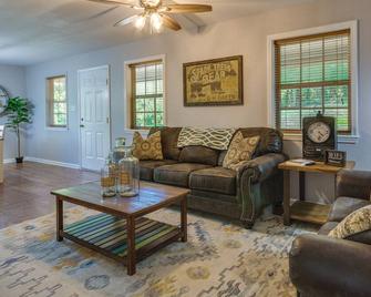 Searcy Vacation Rental with Deck and Water Views! - Searcy - Living room