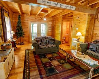 Creekfront Home- Cozy And Private! Great Deck on Creek. Hayesville NC - Hayesville - Sala de estar