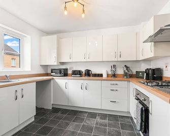 Spacious 3-Bed Home, Parking, Garden, Sleeps 7 - Brierley Hill - Kitchen